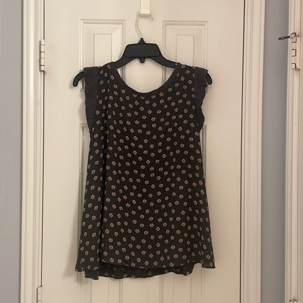 LOFT floral top w ruffled sleeves